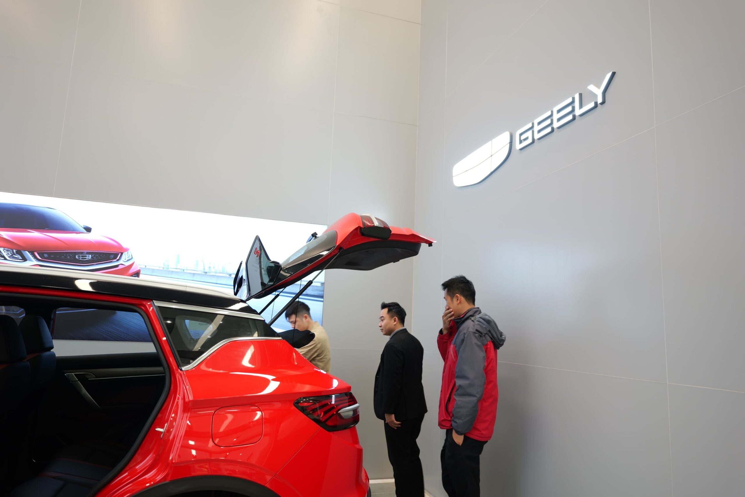 Đội ngũ Geely Bắc Giang hỗ trợ khách hàng nhiệt tình