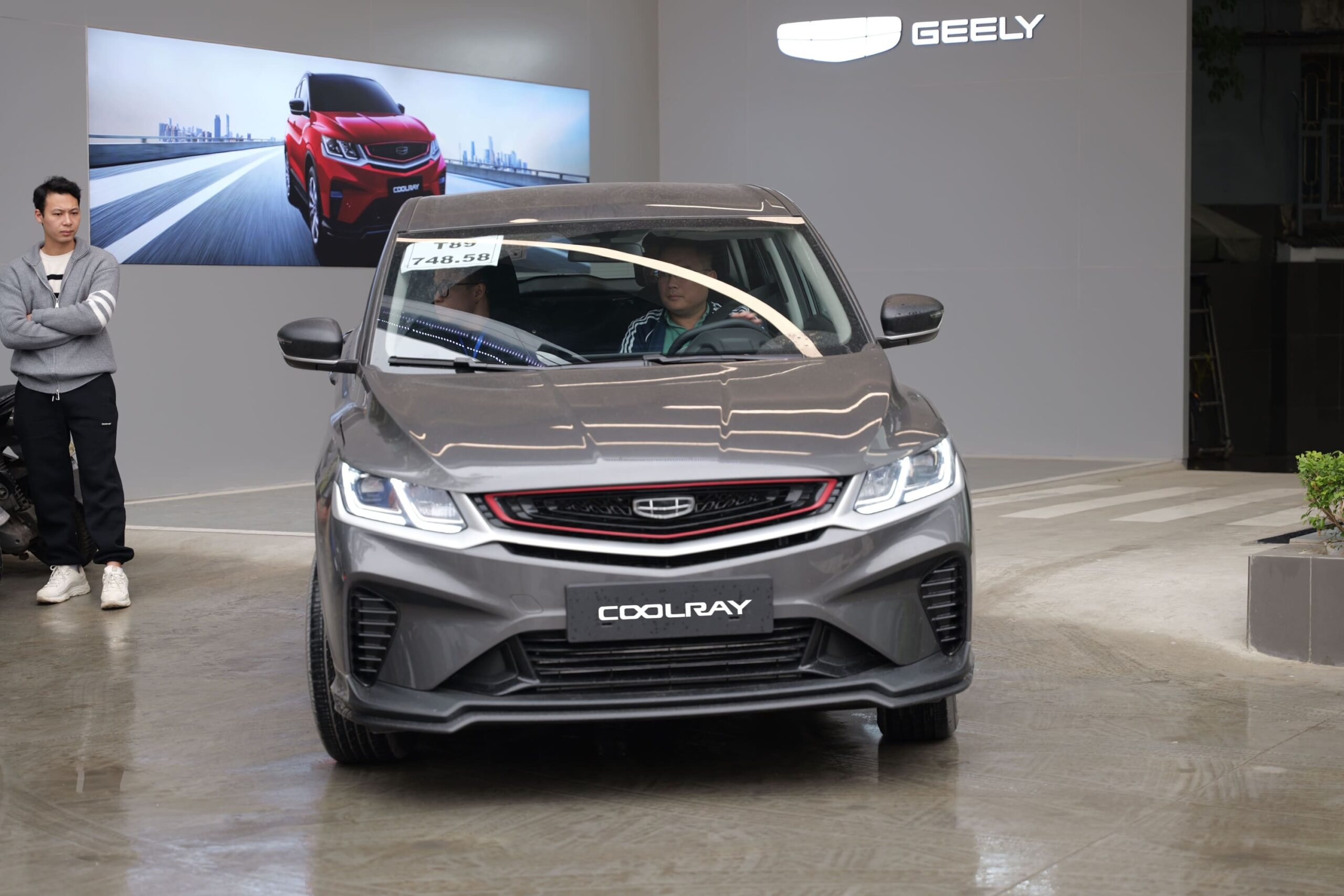 Khách hàng trải nghiệm sự kiện lái thử tại Geely Giải Phóng